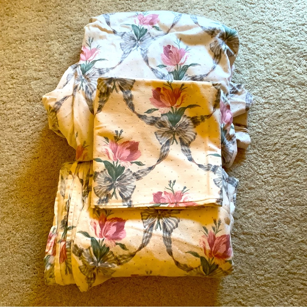 KING BED FLANNEL SHEET SET. TULIPS, RIBBONS & BOWS. EXCELLENT.